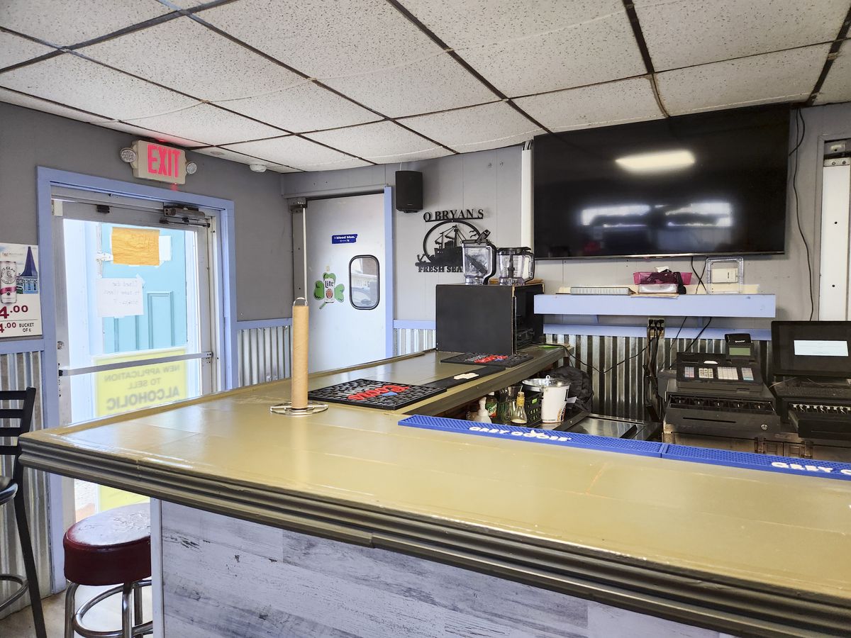 Bar counter at 4123 Flintlock Dr